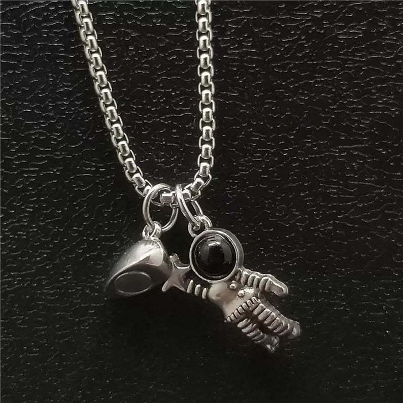 Magnetic Astronaut Couple Necklace: Perfect for Long-Distance Lovers and Friends