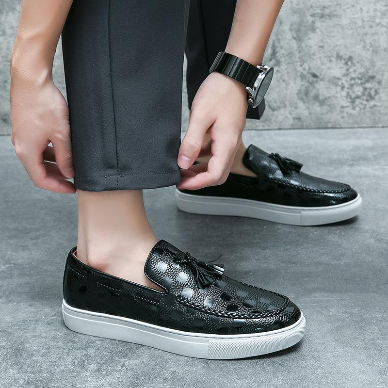 New Shoes for Men Leather Casual Shoes Fashion Tassels Grid Flat Leisure Shoes Youth Slip-on Loafers