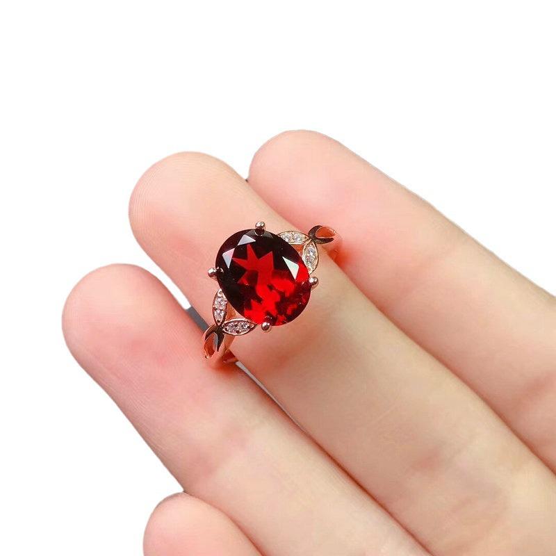 Elegantní prsten s oválným granátem z červeného drahokamu - Dámský trendy niche design pro svatby