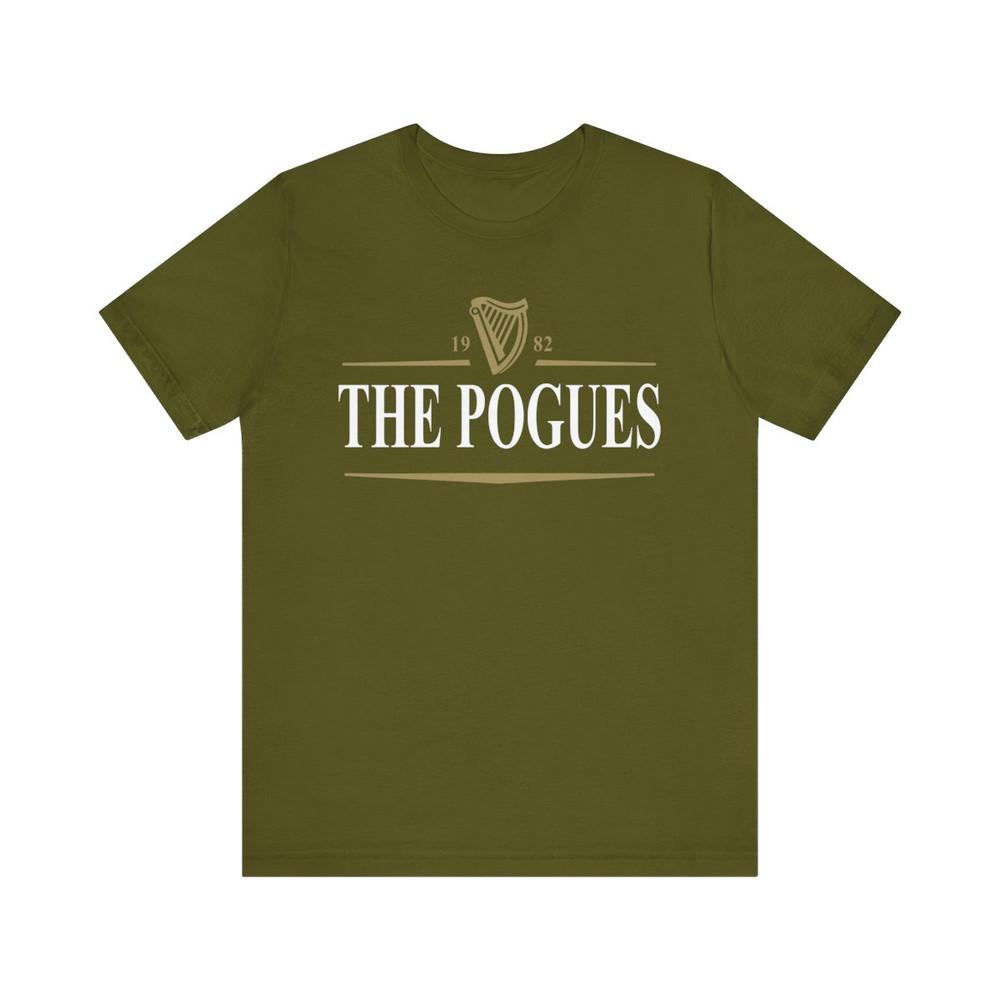 

Футболка Bella цвета оливковой зелени с принтом группы The Pogues 1982 года. Полный размер S-5XL. Унисекс. L