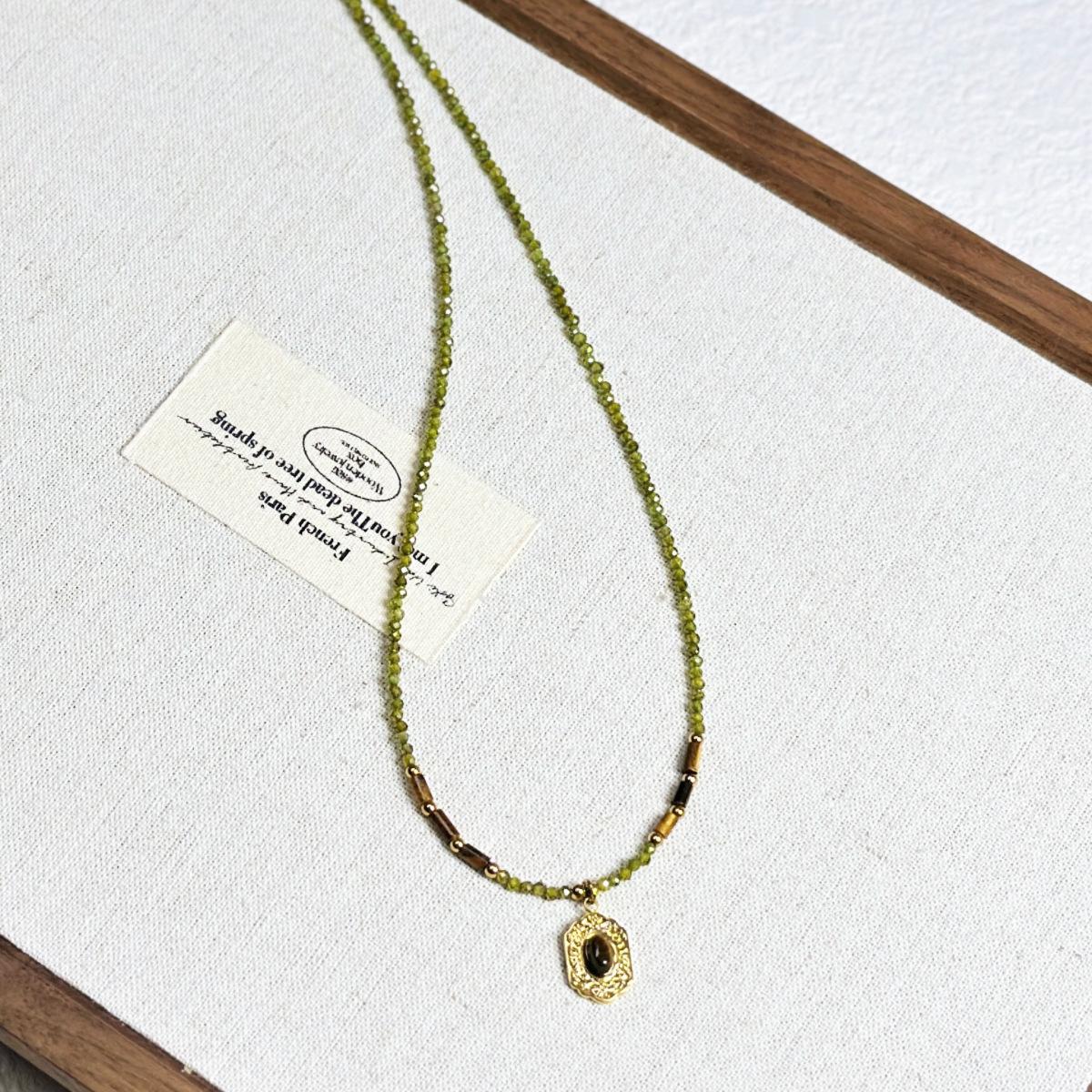 Минималистичное титановое стальное колье с цирконом и жемчугом оливково-зеленого цвета