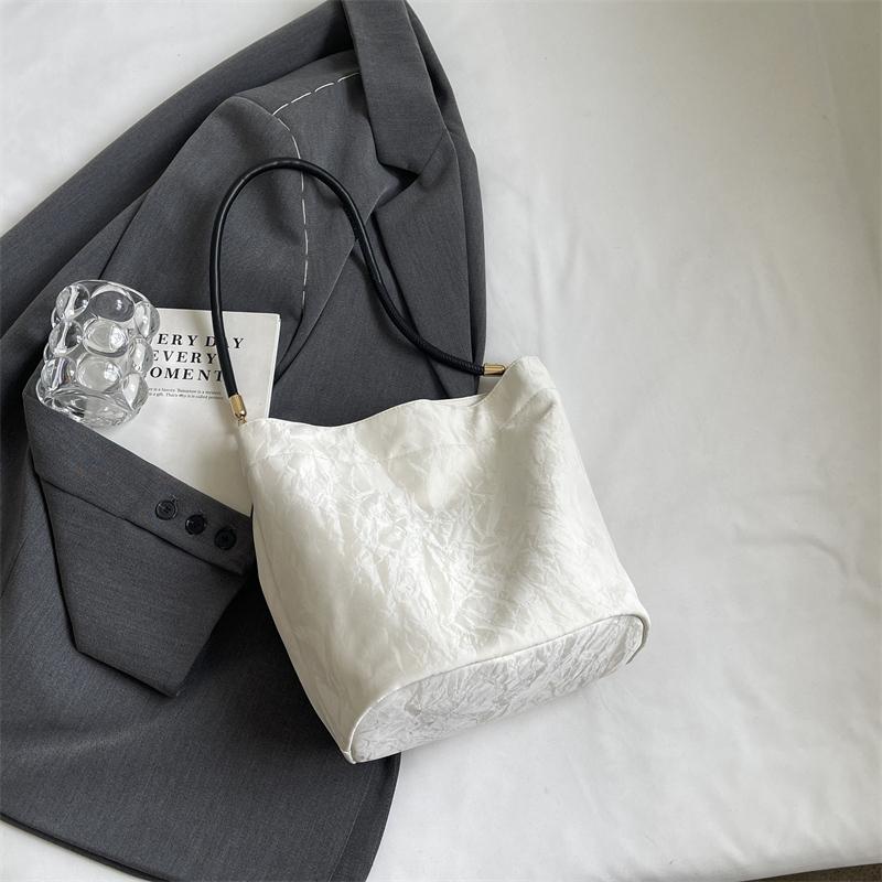 Мягкая кожаная сумка через плечо — фото 13