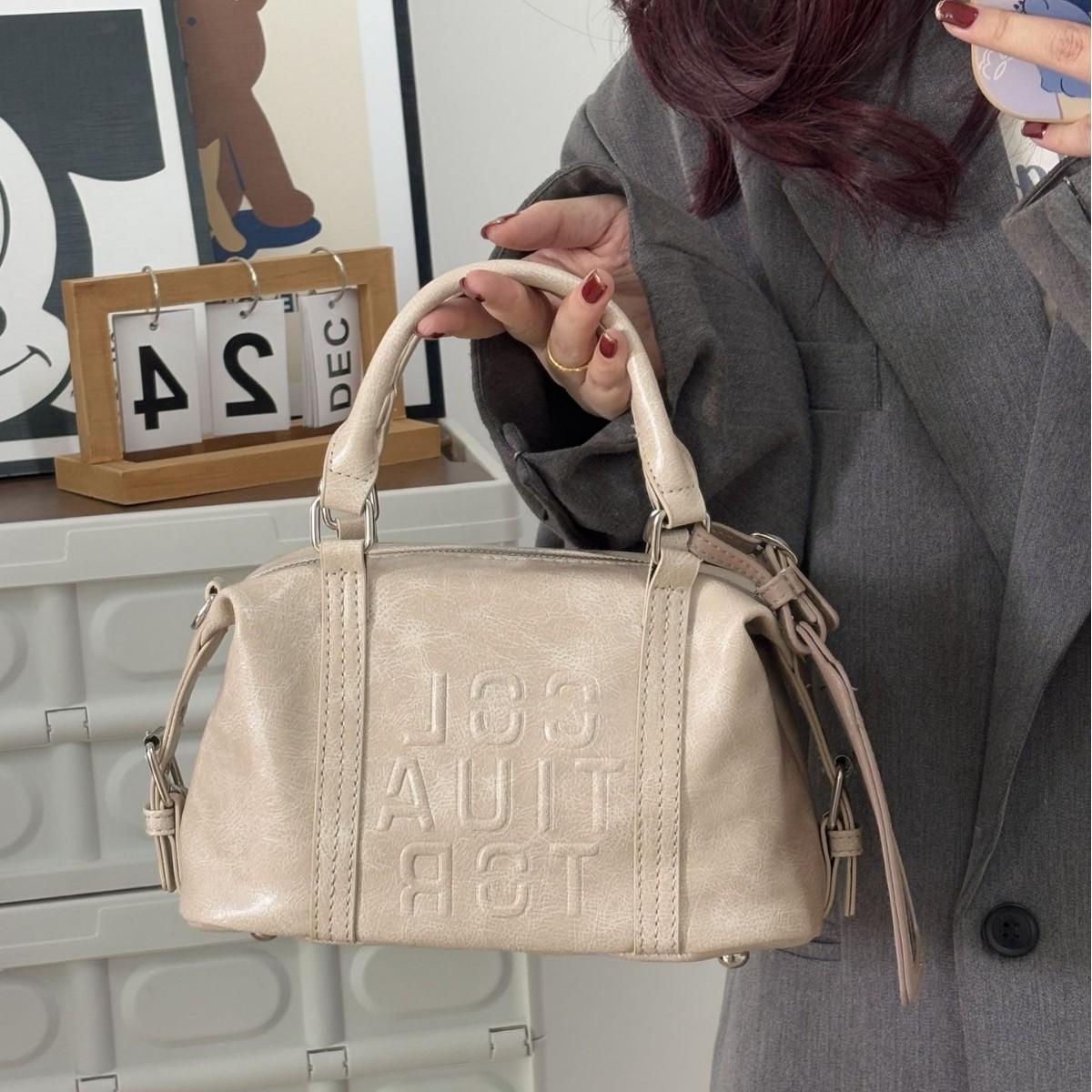 

Niche design American retro contrasting color card case Boston pillow bag women s premium texture commuter portable oblique span bag