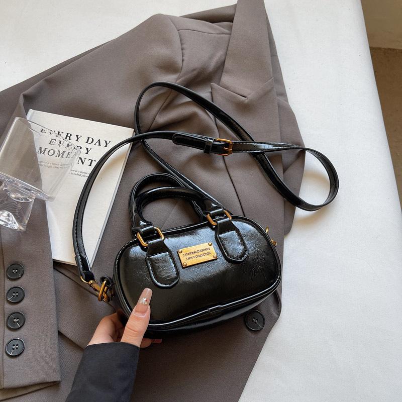 

2025 осень и зима новая однотонная повседневная сумка нишевая для поездок на работу ежедневный тренд на плечо сумка-мессенджер 17*8*10