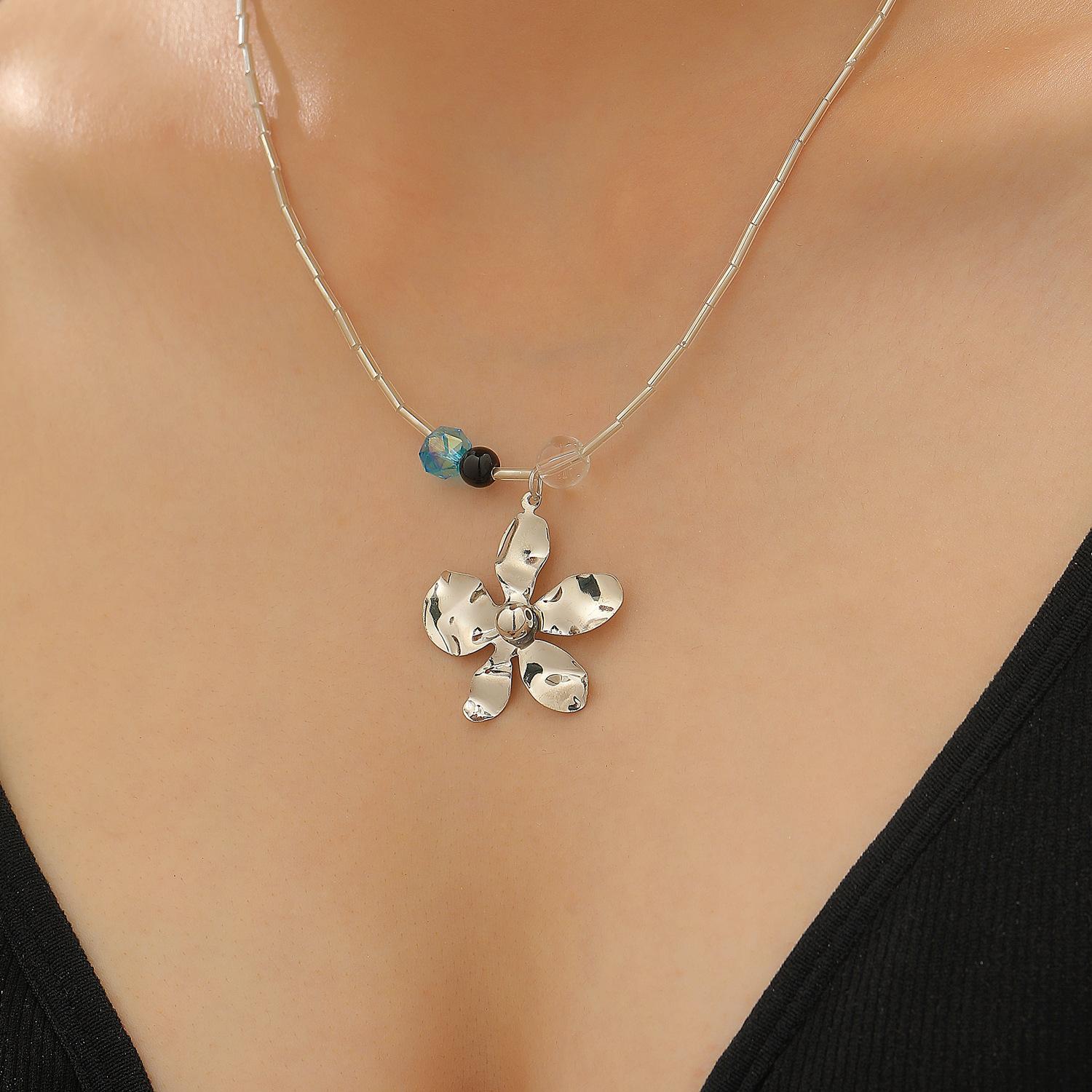 

Серебряное нишевое колье-подвеска из металла с фактурой молотка, в виде цветка и змеиной кости 1 pcs