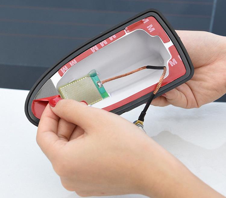 Second-Generation Shark Fin Car Radio Antenna with Signal Enhancement and Decorative Tail Wing