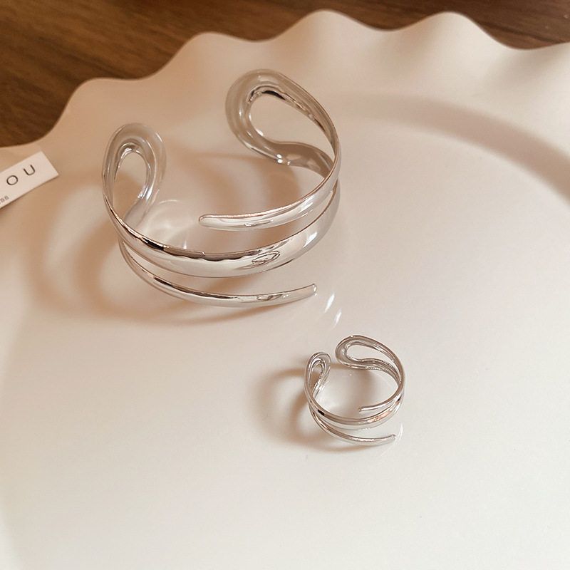 Wide Surface Line Hollow Open-End Ring Bracelet Graceful European and American High Profile Fashion Bracelet Armband Accessible Luxury Fancy Female