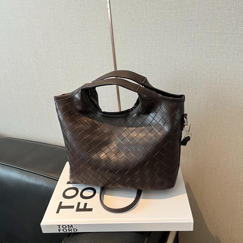 

Premium niche woven bag 2025 autumn and winter new fashion messenger bag women s niche versatile shoulder handbag