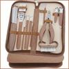 28-teiliges Edelstahl-Nagelpflege-Set: Enthält Nagelscheren, Nagelhautzangen, Pediküre-Werkzeuge, einen Augenbrauentrimmer und eine Pinzette in einem braunen Etui.