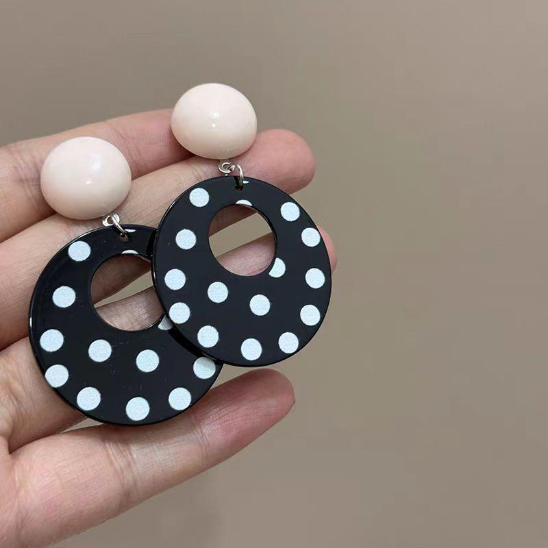 Retro Hong Kong style simple black and white polka dot flower earrings geometric oval temperament earrings fashionable personalized versatile earrings