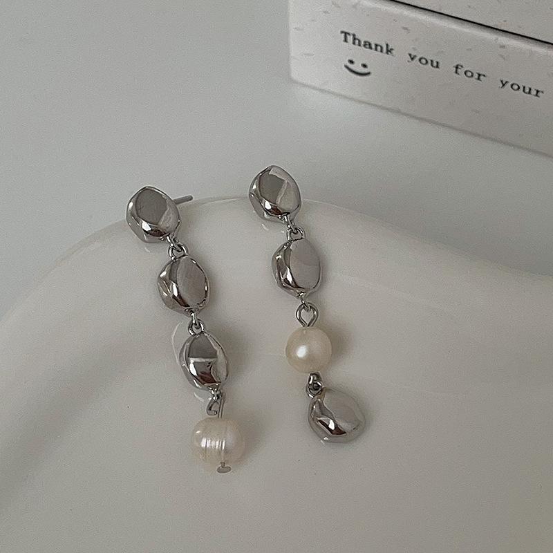 Design Sense Asymmetrische Ohrstecker mit Perlenfransen Damen Kalter Wind Schlichte Persönlichkeit Temperament Elegant Vielseitige Ohrringe