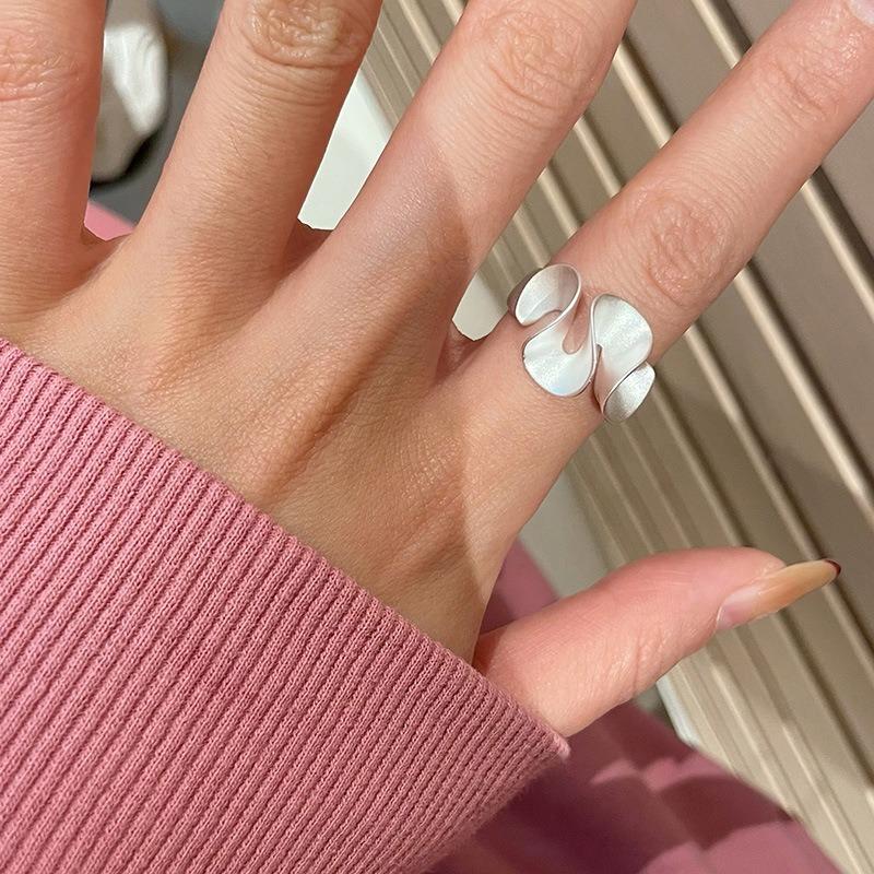 Niche Wave Skirt Ring Minimalist Blogger-Approved Open Finger Ring Stylish Unique Design Statement Jewelry for Women