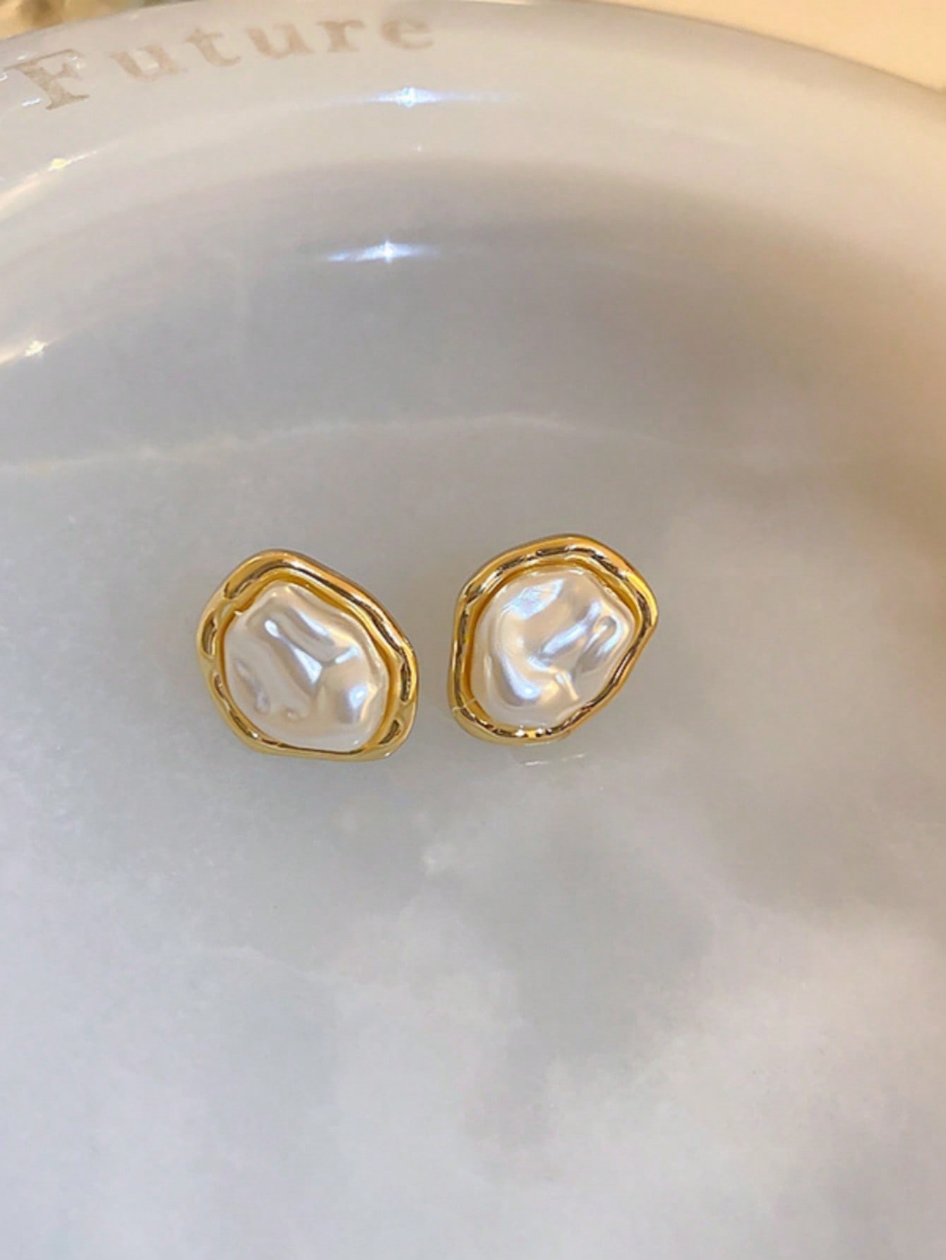 

Пара асимметричных геометрических серег-пусет с жемчугом, подходящих для повседневной носки