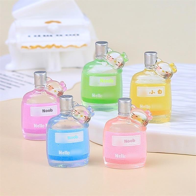 5 Stück Puppenhaus Miniaturen Hello Kitty Getränkeflaschen Modelle Kt Mikro Landschaft Ornamente Deko Rollenspielzeug DIY Zubehör