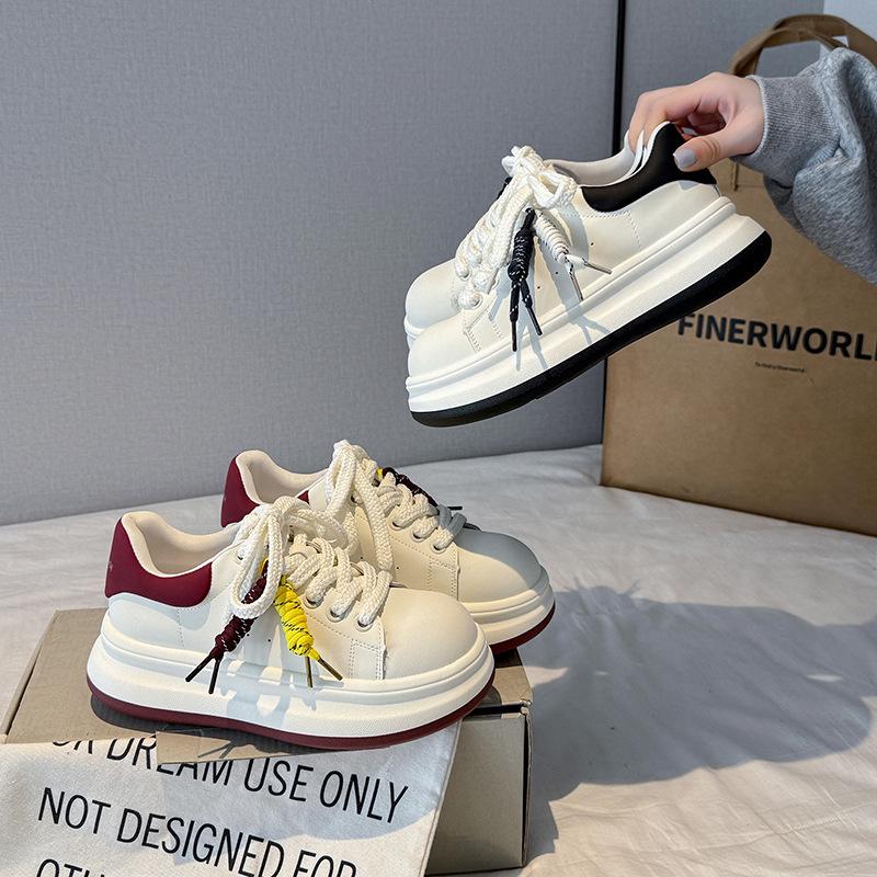 Chaussures blanches McQueen en cuir pour femmes automne 2025 design de niche petite augmentation de hauteur chaussures à semelle épaisse sport et loisirs