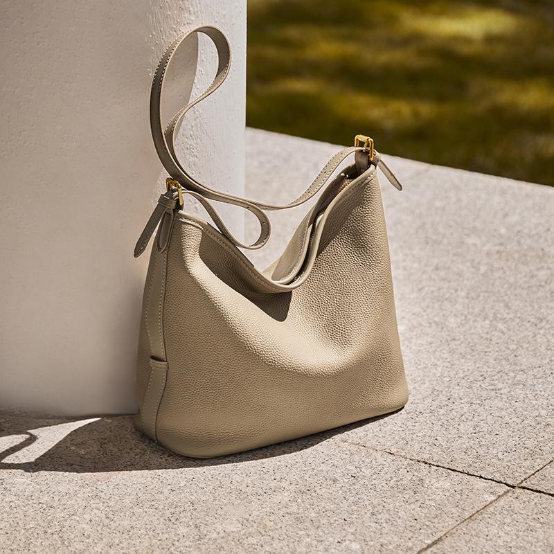 

Mrs. Qiao 2025 Autumn Winter New Trendy Tote Bag Niche Simple Style Single Shoulder Women s Bag Large Capacity Commuter Women s Bag Long33CM、Thick13.5CM、