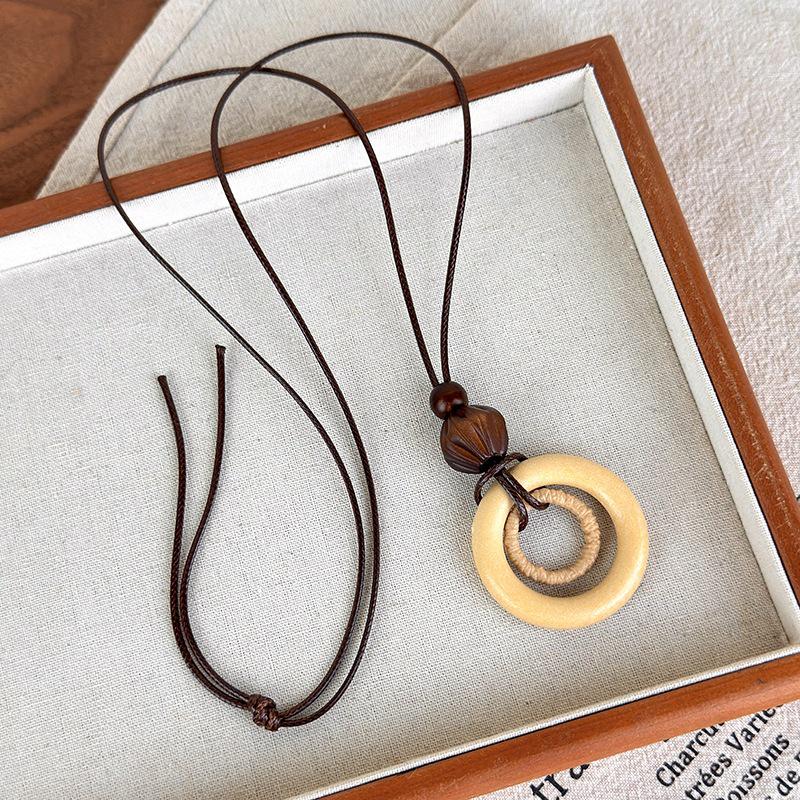 Chinese Vintage Charm: Brown Wooden Pendant Necklace for Women – High-End, Niche Clavicle Chain, Long Summer Style