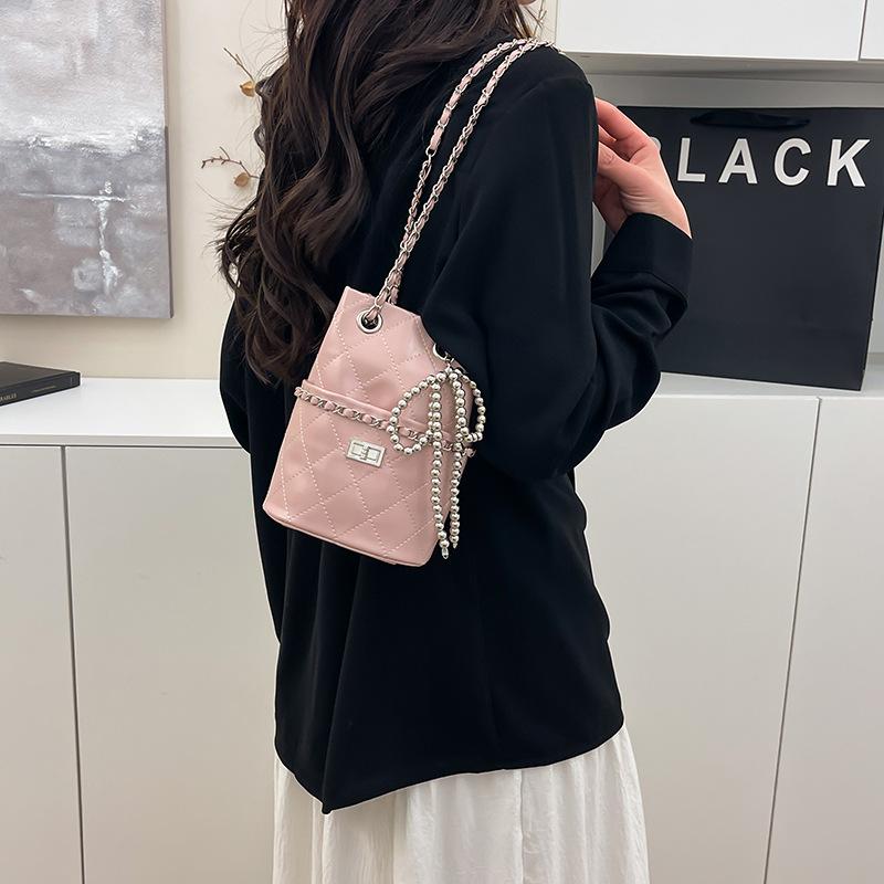 Rhombus chain bag women's new niche design single shoulder messenger bag is now popular bucket bag