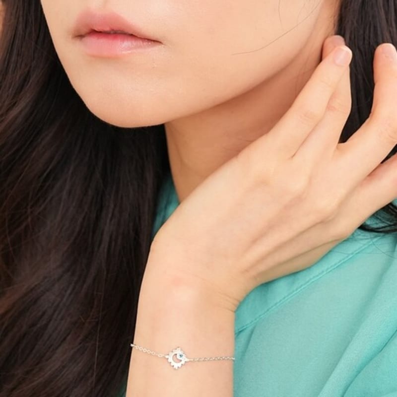 BELLOOGGI London Blue Topaz Moon Bracelet