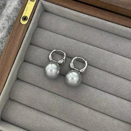 Korean Minimalist Pearl Ear Cuffs: Light Luxury Fashion with Unique Design
