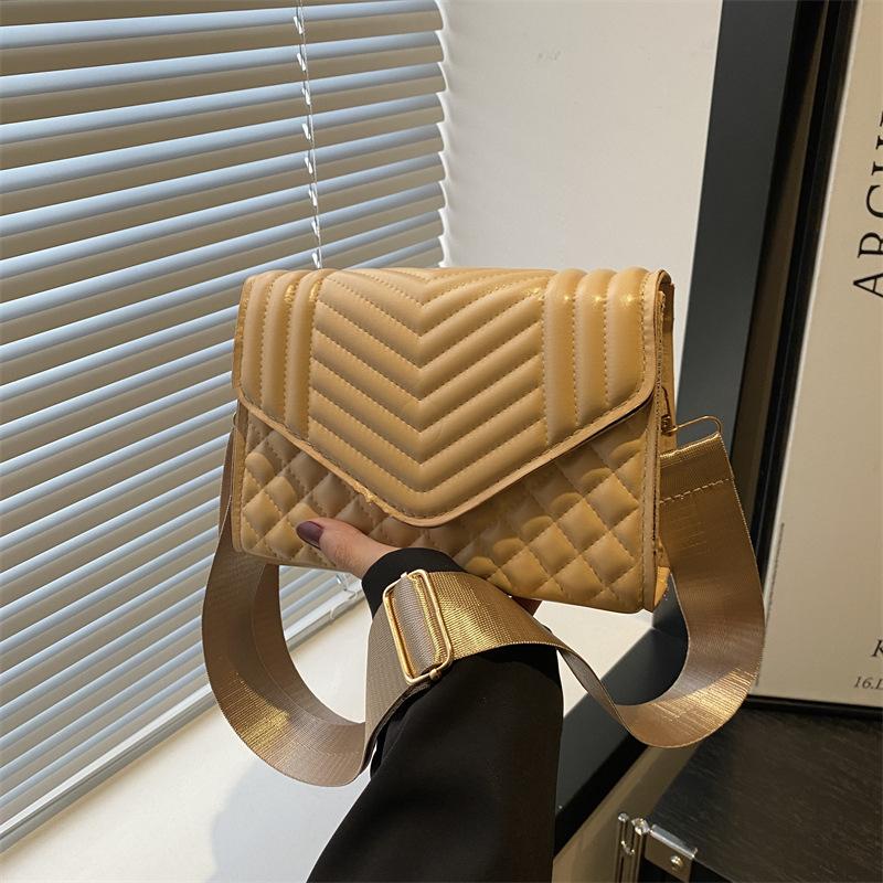2025 New Diamond Solid Color Simple Indentation Chain Broadband Messenger Shoulder Flip Small Square Bag Female Texture Fashion