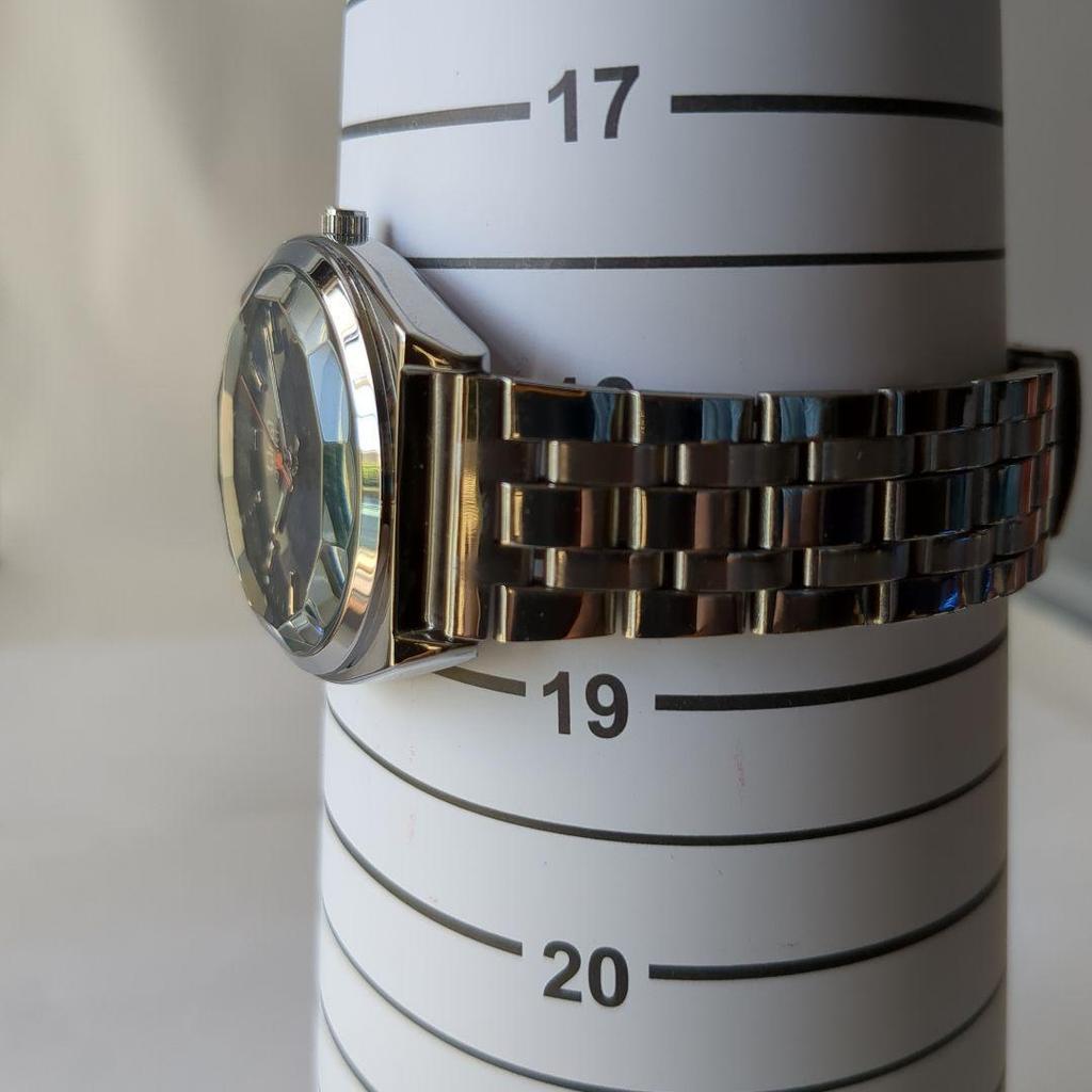 Used Q&Q Watch Cut Glass + Three-Fold Stainless Steel Belt