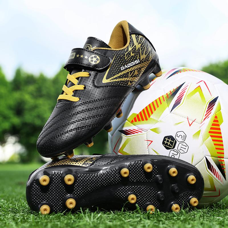 A Pair of Boys and Girls Four-season Leather Football Boots with Long Studs Wear-resistant Football Shoes Sizes 31-39