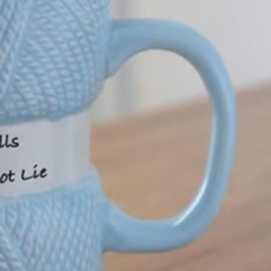 425ml Realistische Garn-Detailierung Tasse Keramik Kaffee Tee Tasse mit Häkelnadel-Griff Löchern Lichtbeständiger Druck Kaffeetasse Perfektes Häkelgeschenk