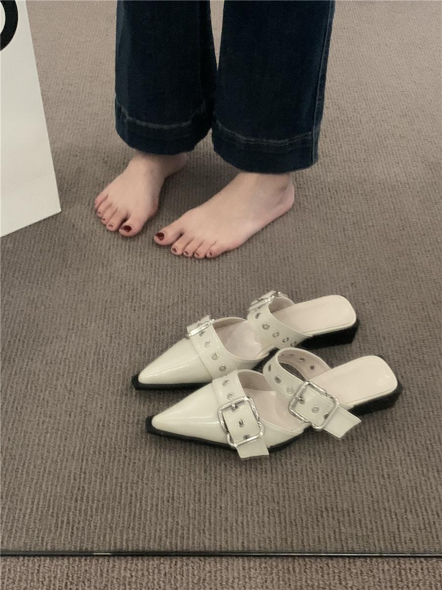 

2025 новые классные тапочки женские летние туфли на толстом каблуке с пряжкой на ремне и полутороспальной головкой в стиле ретро в британском стиле с острым носком 35