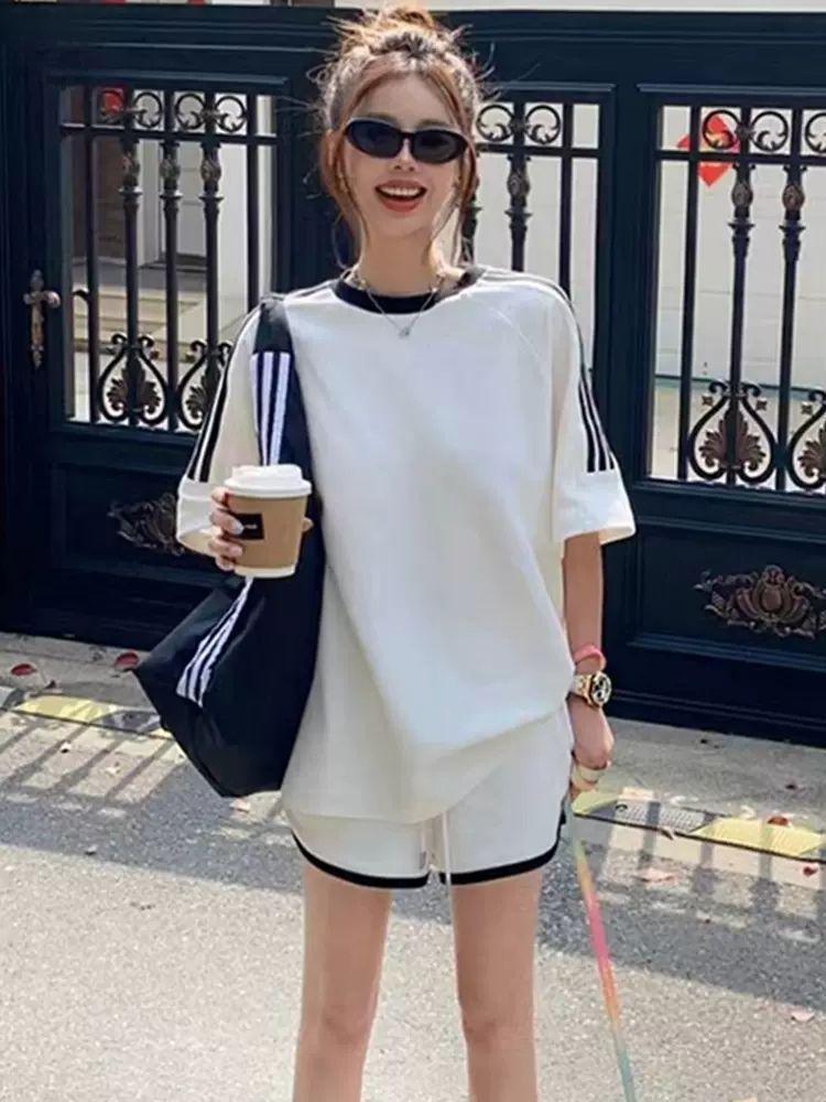 Damen Koreanischer Stil Schlankmachende Sportbekleidung: Rundhalsausschnitt, Kurze Ärmel, Lockere Passform, Sommerliches Freizeit-Zweiteiler-Set mit Shorts
