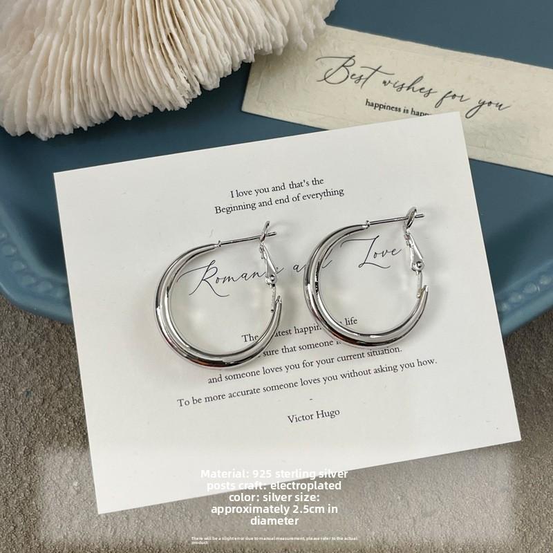Ballad-style Elegant Round Earrings for Girls, Featuring Small-scale, Exclusive, Luxurious and Fashionable Design, with Exaggerated Style.