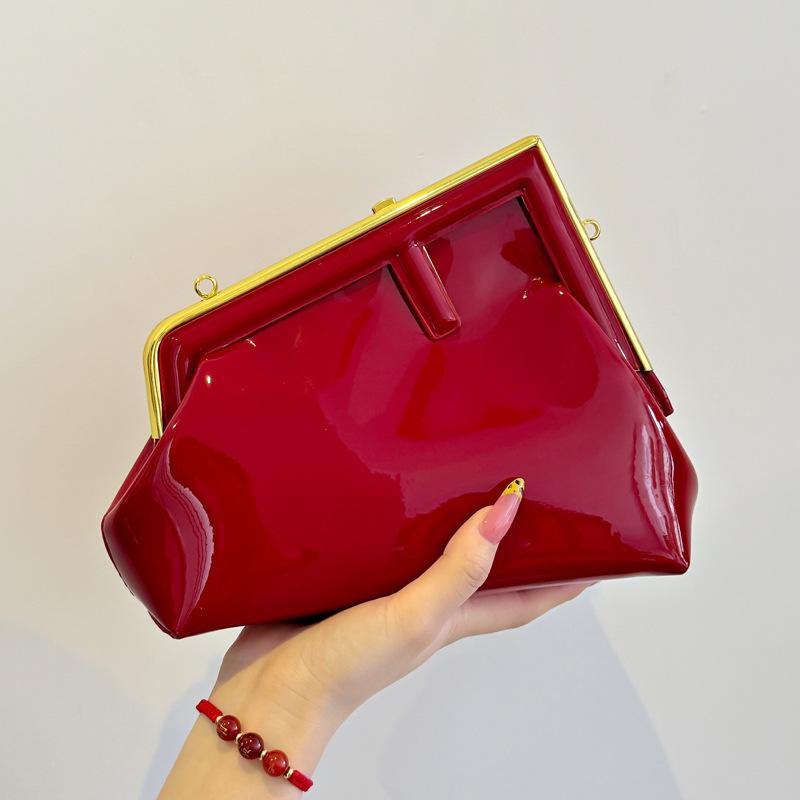 

Metal clip bag women s 2025 autumn new European and American retro fashion glossy shoulder crossbody triangle bag чорний