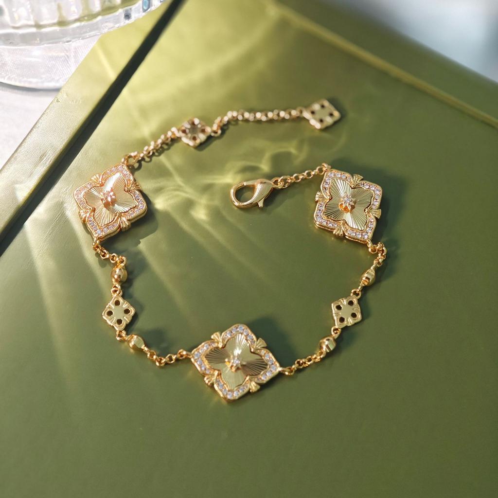 Buchi Laser Five-Flower Bracelet Set, Natural White Fritillary Light Luxury Medieval Jewelry