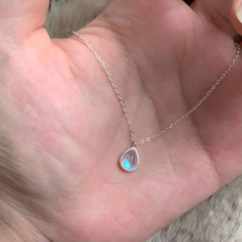 Elegant Metal Heart Clavicle Necklace for Women - Light Luxury Design