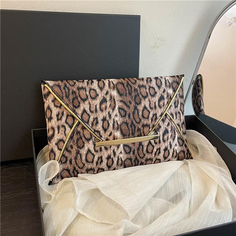 Женский кошелек с леопардовым принтом стильный держатель для карт из полиэстера с несколькими отделениями легкий дизайн для повседневных предметов первой необходимости клатч 1368₽