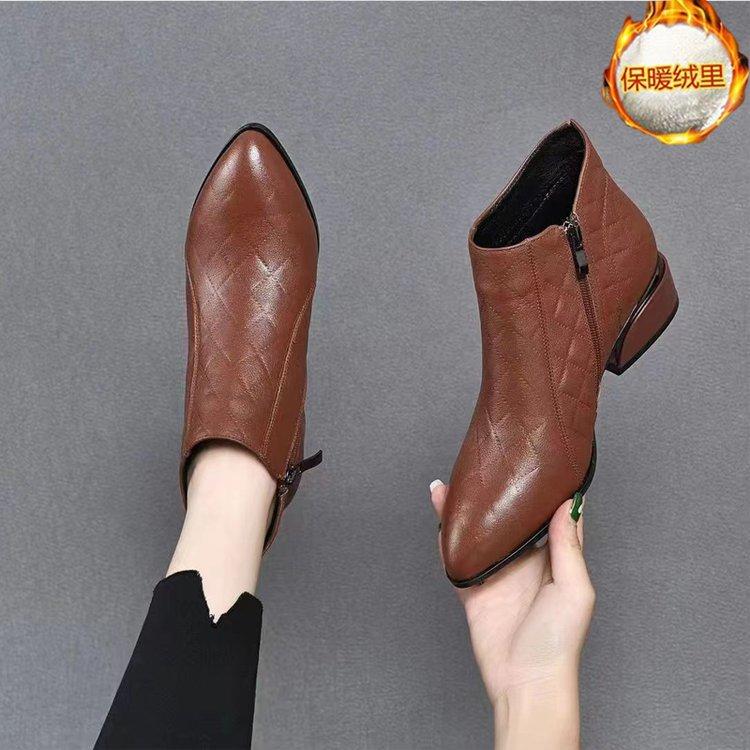 

French pointed flat-bottomed short boots 2025 autumn and winter new comfortable Martin boots ethnic style soft leather velvet thermal boots women 40