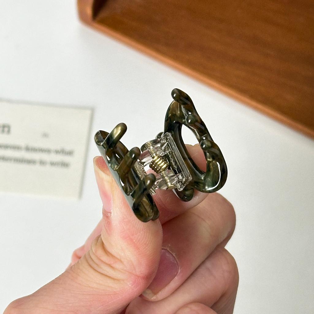 Adorable Geometric Hair Claws In Vibrant Colors For Fashionable Womens Hair