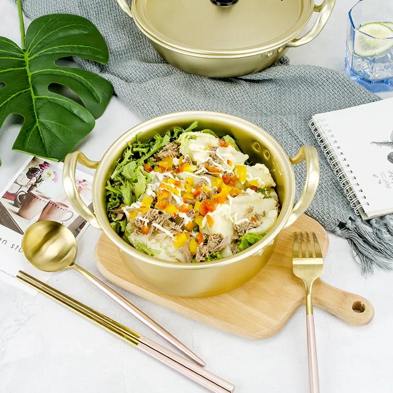 Ramen in stile coreano, noodles, pentola d'oro, zuppa in alluminio, pentola calda, rivestimento ossidato, noodles, zuppa di uova, cottura, utensili da cucina dorati