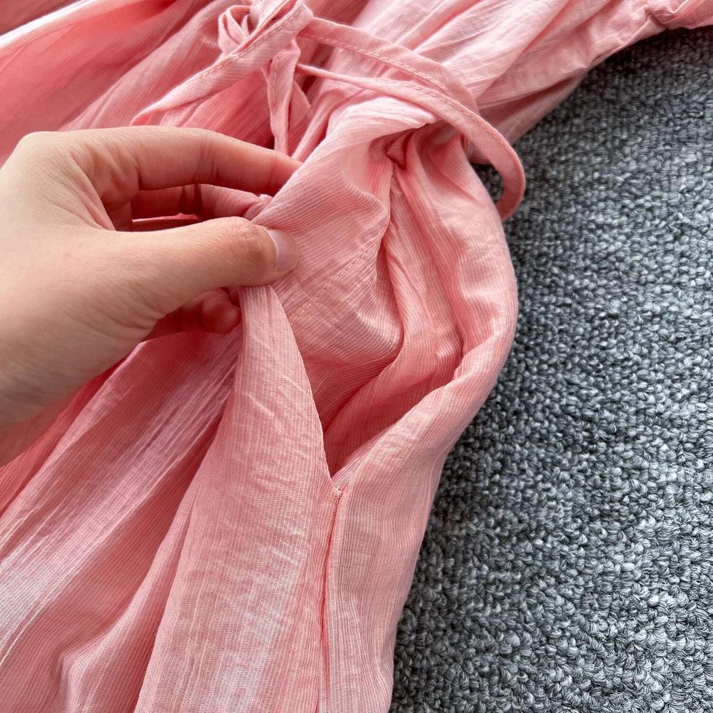 Sladké dámské šaty s výstřihem do V, dlouhými lampionovými rukávy, bandážovaným řaseným pasem, vsazovanou krajkou, volné áčkové šaty