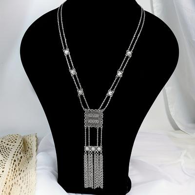 Einzigartige Halskette mit rechteckigem Anhänger im Vintage-Stil. Halskette mit Anhänger, mehreren Ketten, Quasten und vielseitigen Accessoires – modische Damenaccessoires