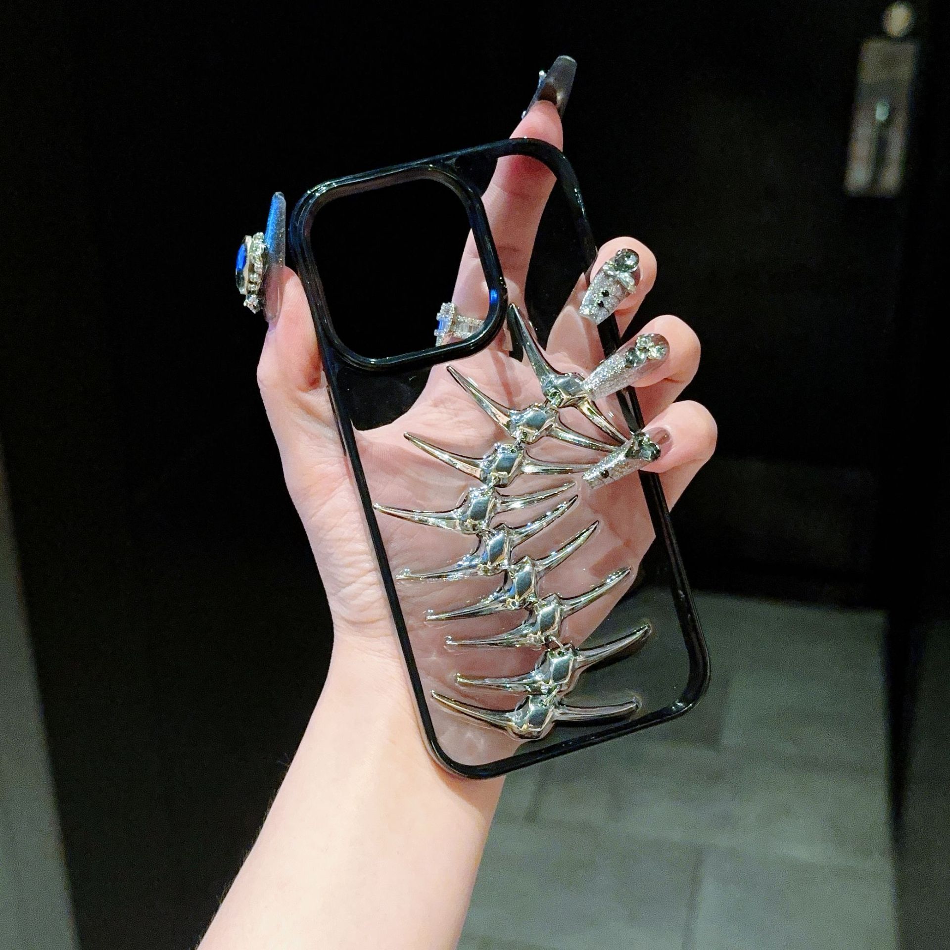 Чехол для телефона с металлическим позвоночником и 3D-дизайном для iPhone 15 Promax 14/13/12, уникальный защитный чехол в стиле скелета из ТПУ с черным краем для женщин и мужчин iPhone 15 чёрный