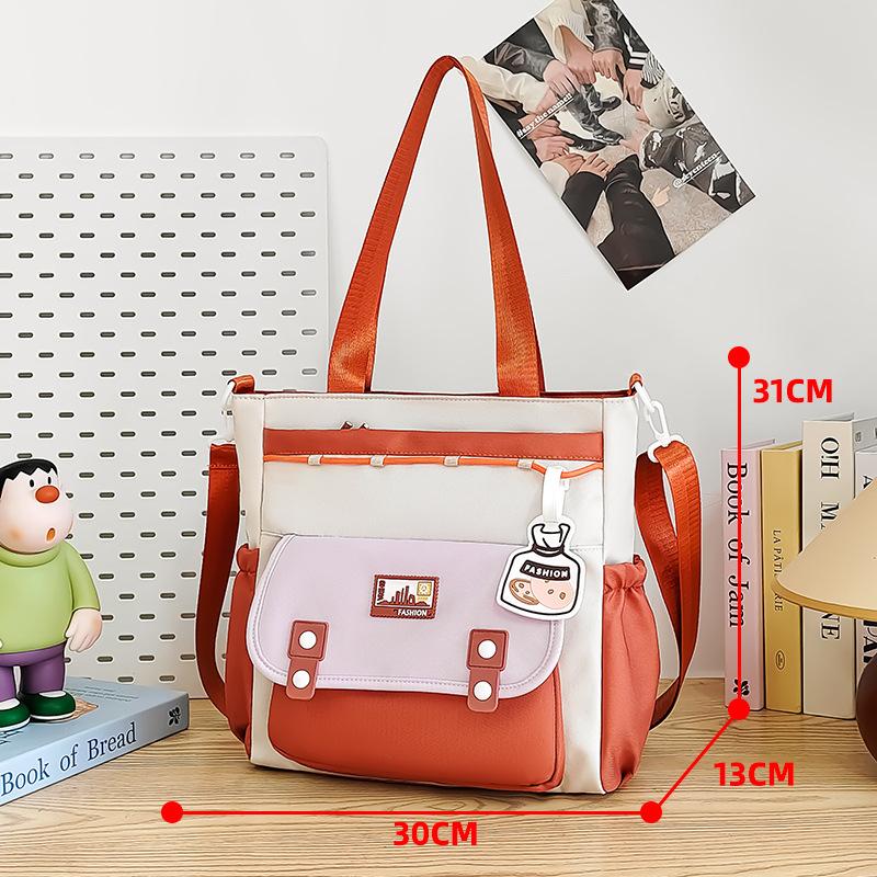 

The schoolbag is fresh and cute, contrasting colors, portable messenger, simple and high-value class tote