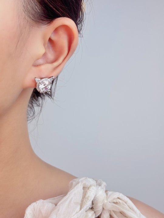 

New light luxury simple style stud earrings women s niche personality versatile exquisite high-end earrings ear jewelry