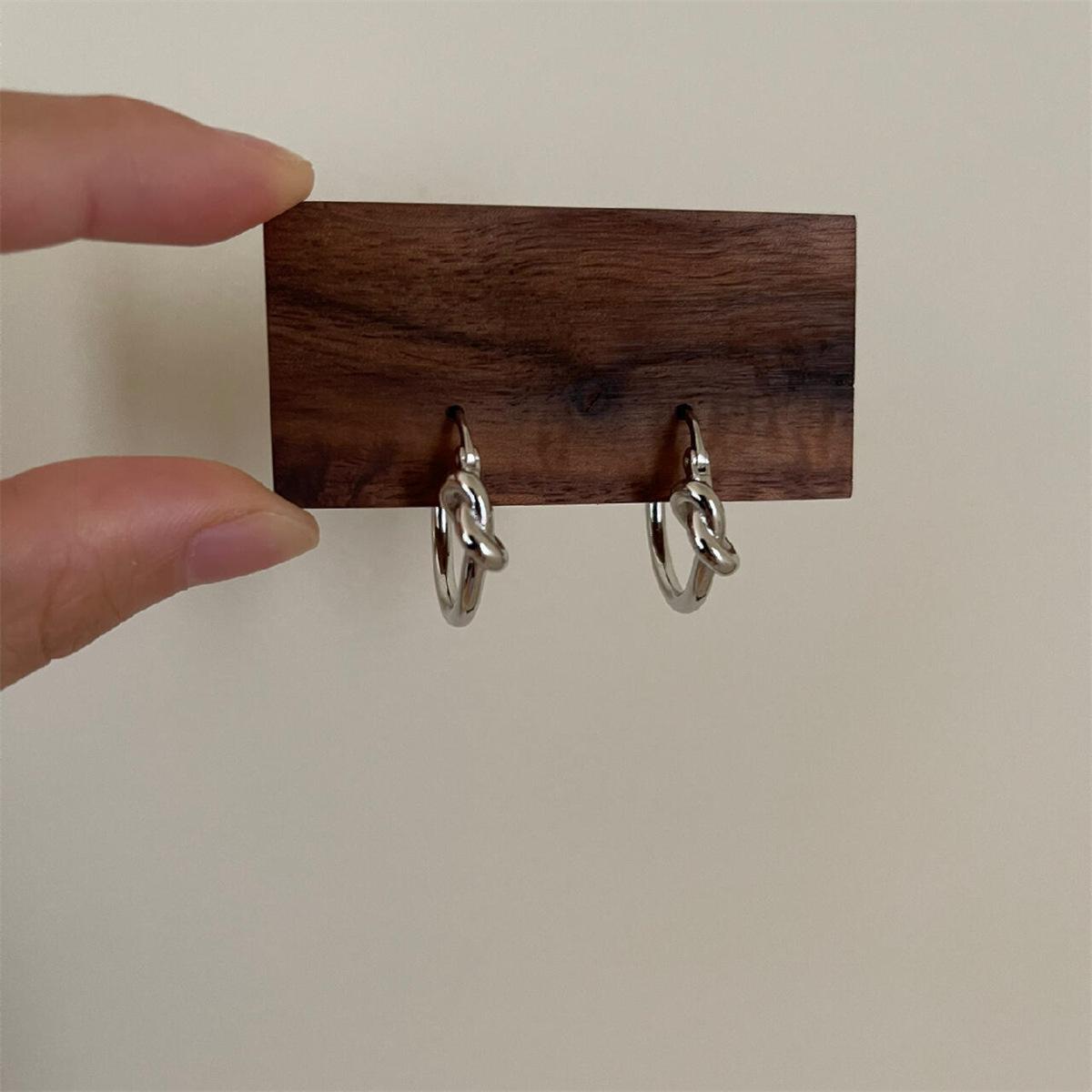 

ANENJERY Серьги-кольца с геометрическим узлом для женщин, легкие, роскошные, простые, универсальные, нишевые, новые тенденции, изысканные серьги, ювелирные подарки белый