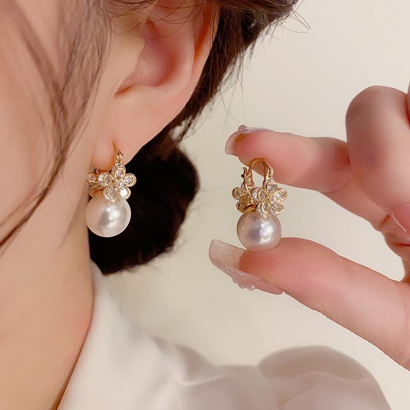 Douyin-Inspired Zircon Flower & Pearl Ear Cuffs: Chic, Elegant, Versatile Design for Sweet Influencer Style. 