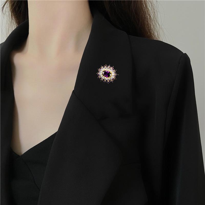 SUYU Stylish Oval Brooch With Miniature Cubic Zirconia Inlay For Elegant And Fashionable Clothing Accessories
