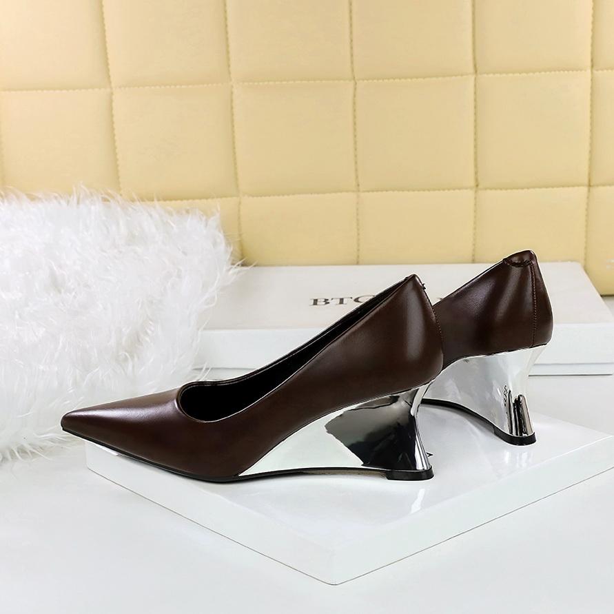 Damenschuhe, Keilabsätze, High Heels, Flache, spitze Keilschuhe aus Metall, Maßgefertigte Schuhe, High Heels