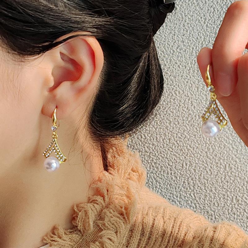 Stylish, Simple, Niche, High-End Pearl Earrings, Champagne Pearl Earrings.