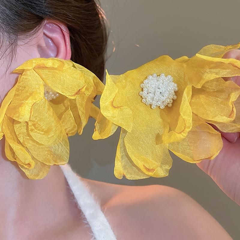 Dopamine petal mesh stud earrings new popular seaside vacation wind earrings exaggerated temperament versatile earrings wholesale