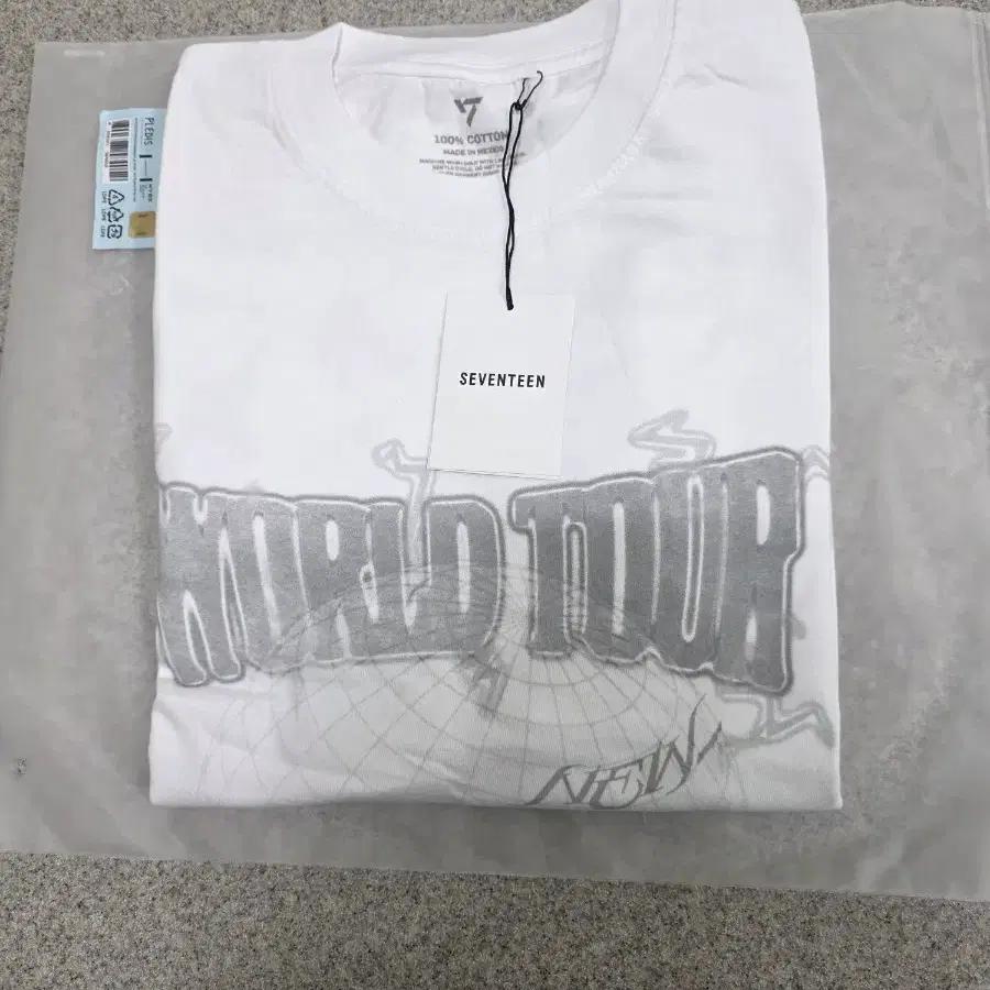 SEVENTEEN NEW_ WORLD TOUR ENCORE Long Sleeve T-shirt (M)